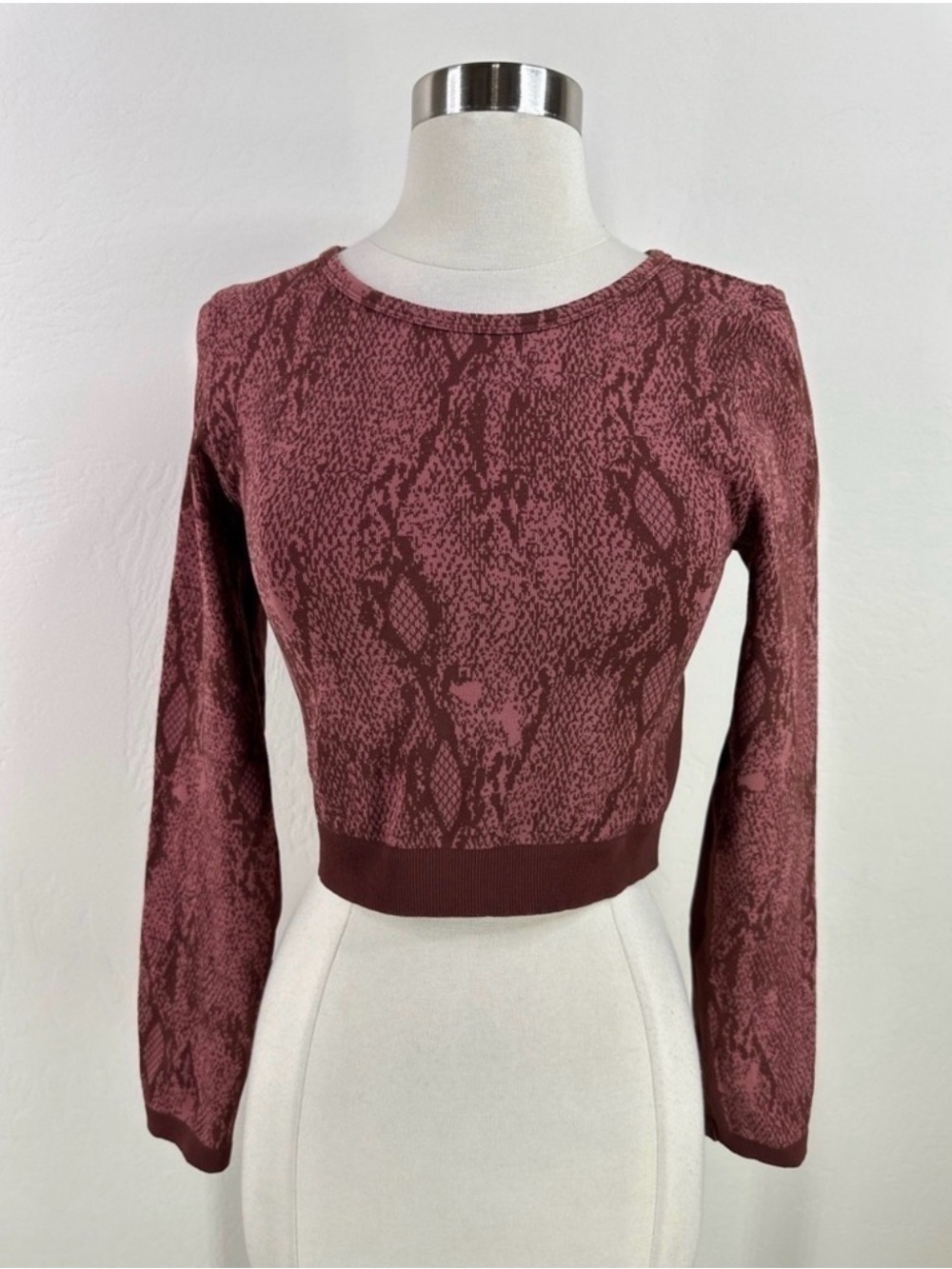Fabletics Women's Snake-Print Long Sleeve Crop Top